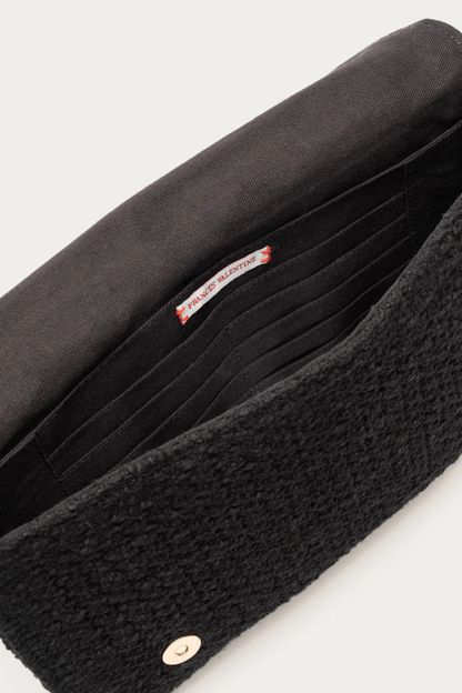 Betta Clutch Fish Boucle Black OS
